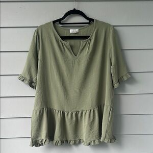 ☀️BOGO Item Hailey & Co. Green Split Neck Short Sleeve Ruffled Blouse☀️